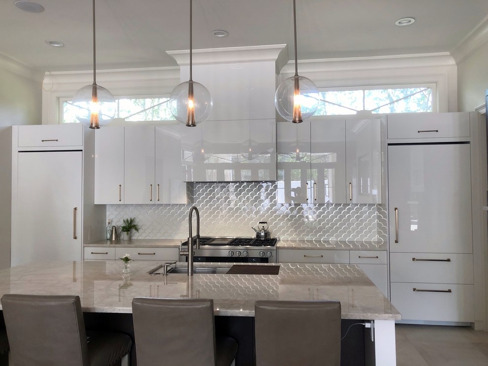 Exempel på ett stort modernt kök, med en trippel diskho, släta luckor, vita skåp, bänkskiva i kvartsit, stänkskydd med metallisk yta, stänkskydd i marmor, integrerade vitvaror, klinkergolv i porslin, en köksö och grått golv