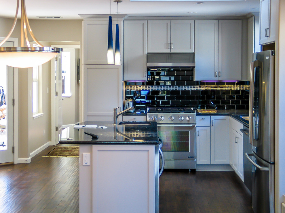 Mittelgroße Urige Küche in L-Form mit Schrankfronten im Shaker-Stil, weißen Schränken, Arbeitsplatte aus Fliesen und Küchenrückwand in Schwarz in San Francisco