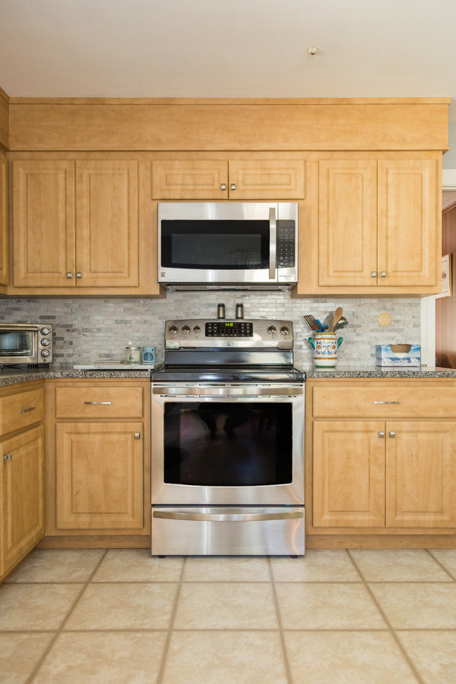 Esempio di una grande cucina chic con lavello a vasca singola, ante beige, top in granito, paraspruzzi grigio, paraspruzzi in marmo, elettrodomestici in acciaio inossidabile e pavimento con piastrelle in ceramica