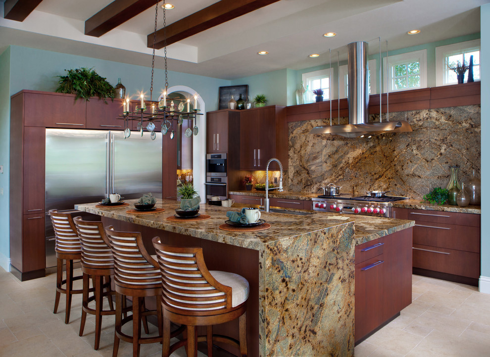 Modern inredning av ett stort kök och matrum, med en undermonterad diskho, släta luckor, skåp i mellenmörkt trä, granitbänkskiva, brunt stänkskydd, stänkskydd i sten, rostfria vitvaror och en köksö