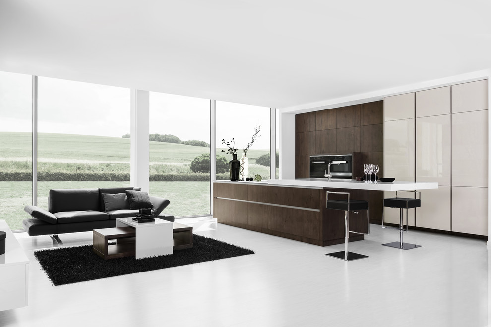 Ejemplo de cocina lineal moderna grande abierta con electrodomésticos de acero inoxidable, una isla, armarios con paneles lisos y puertas de armario de madera en tonos medios