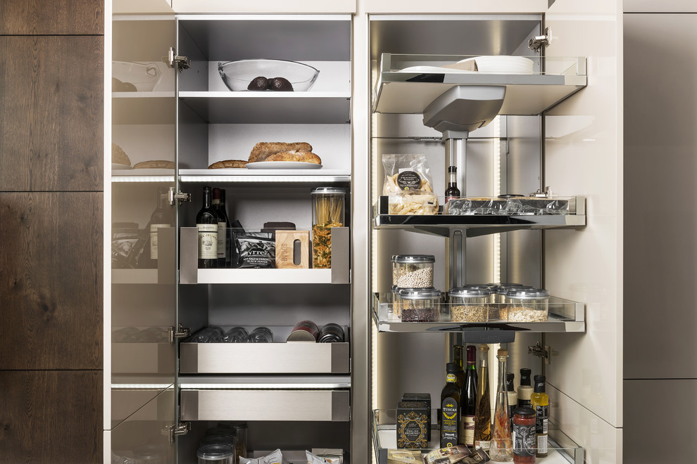 Foto di una grande cucina minimalista con elettrodomestici in acciaio inossidabile, ante lisce e ante in legno bruno