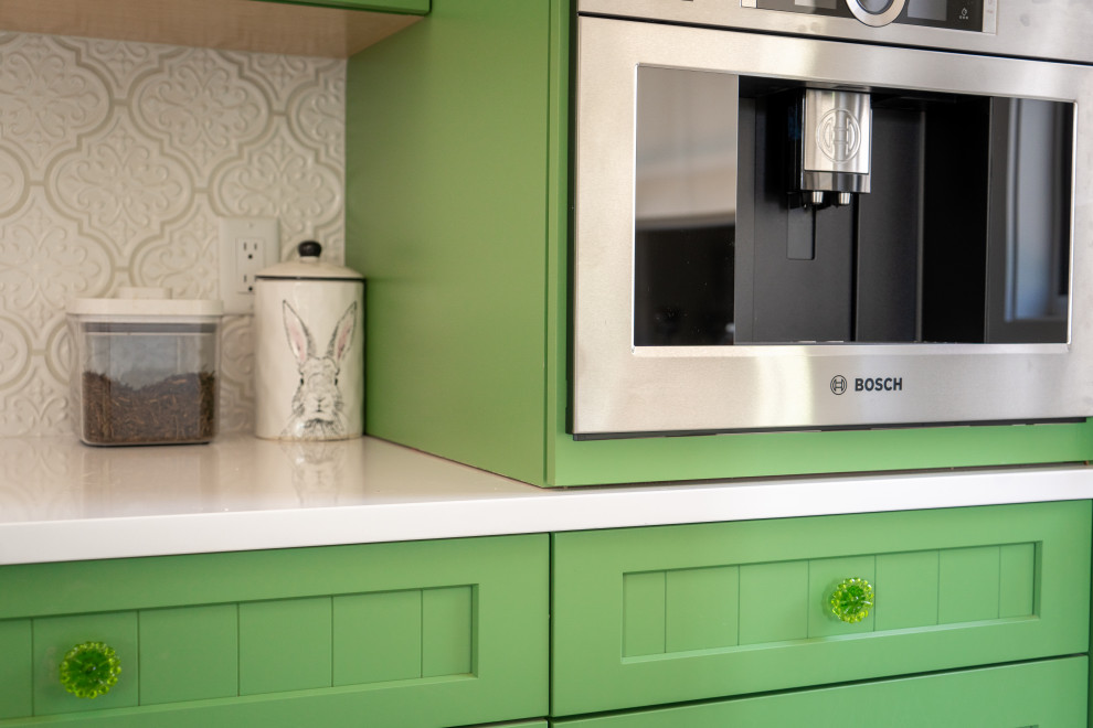 Foto de cocina ecléctica pequeña con armarios con rebordes decorativos y puertas de armario verdes