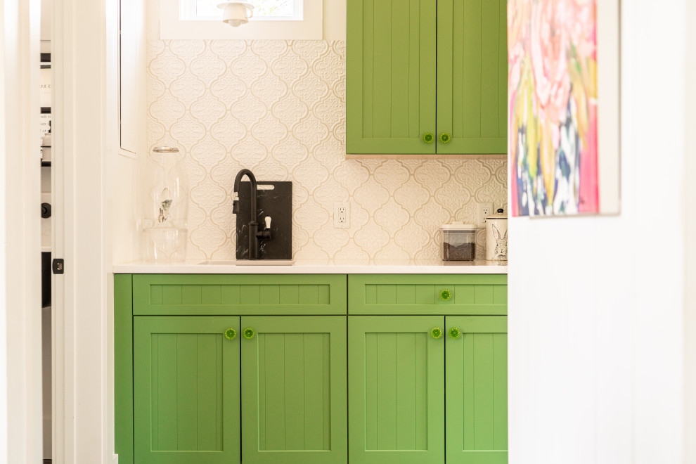 Imagen de cocina bohemia con armarios con rebordes decorativos y puertas de armario verdes
