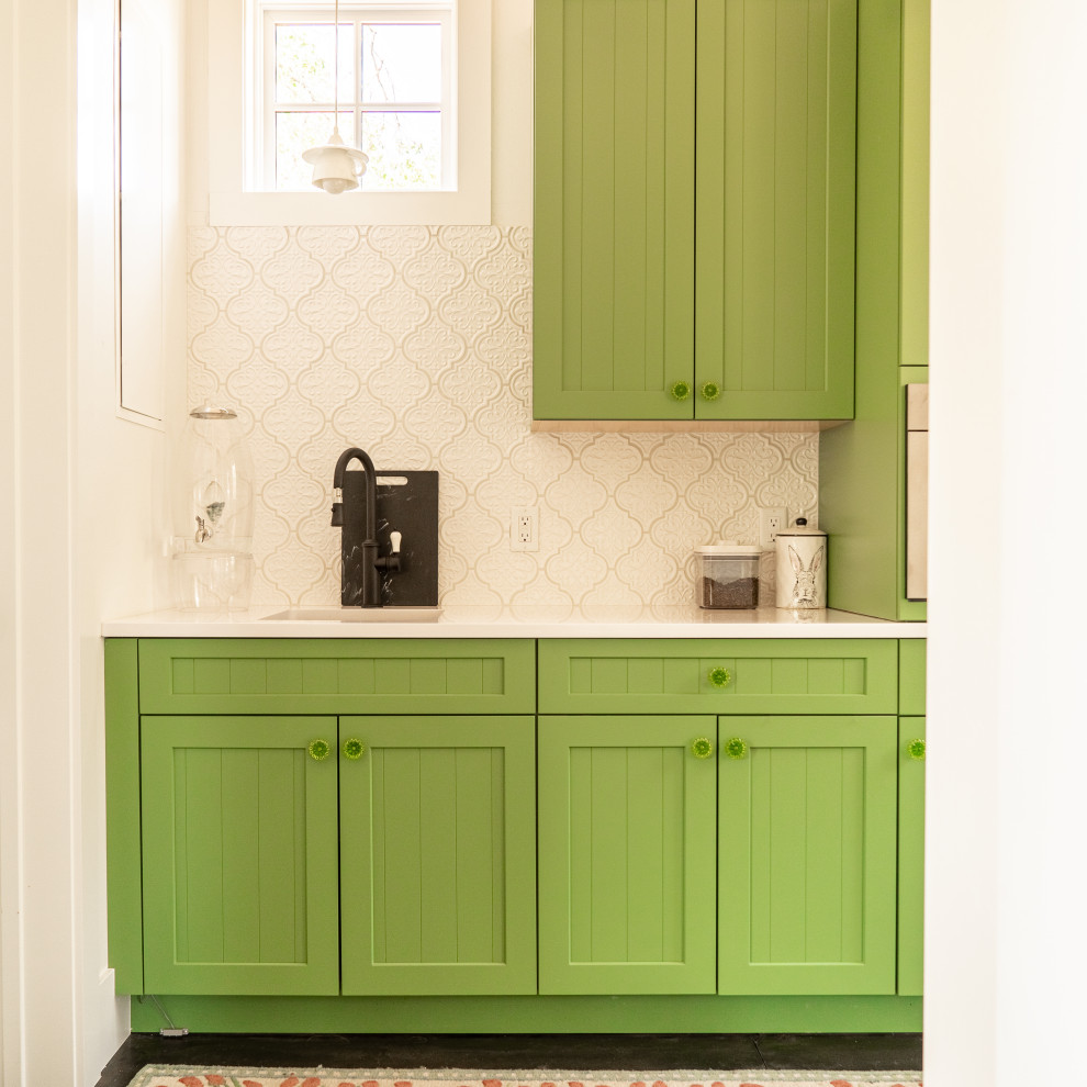 Imagen de cocina ecléctica pequeña con armarios con rebordes decorativos y puertas de armario verdes