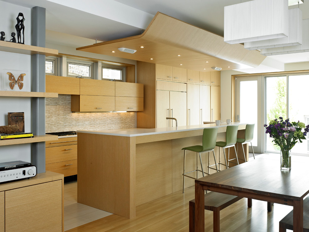 Свежая идея для дизайна: кухня в стиле модернизм с плоскими фасадами и обеденным столом - отличное фото интерьера