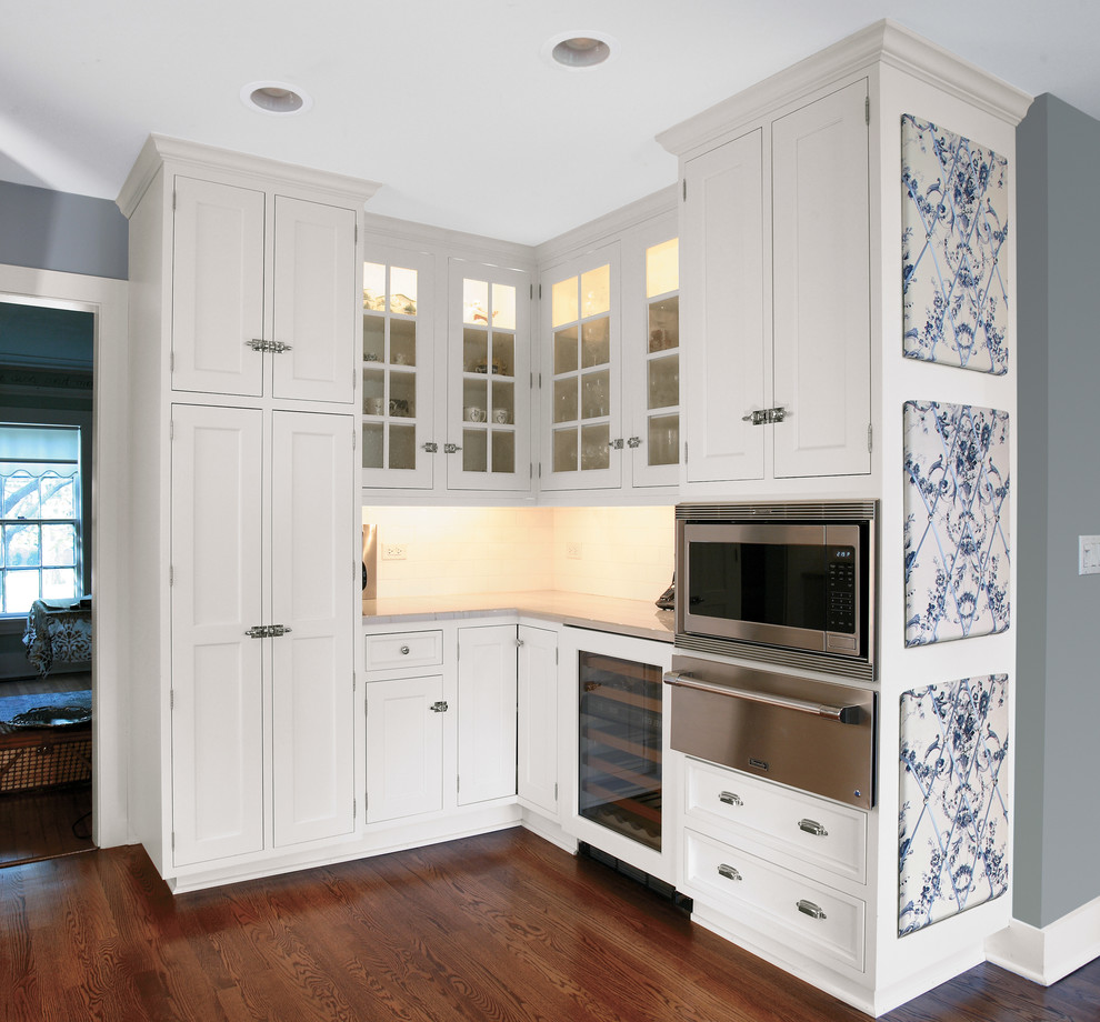 Klassische Küche mit Schrankfronten mit vertiefter Füllung, weißen Schränken und Küchengeräten aus Edelstahl in New York