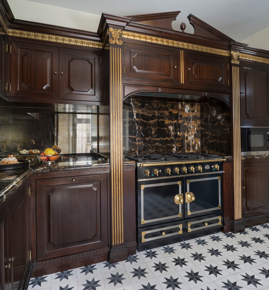 Design ideas for a classic kitchen in Paris.