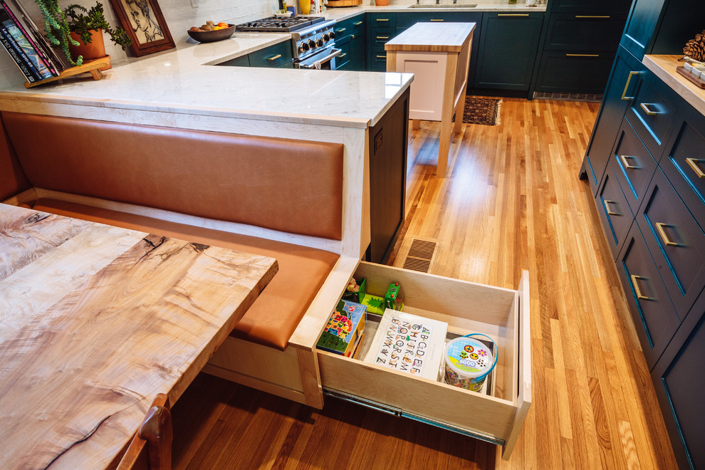 Bild på ett mellanstort vintage kök, med en enkel diskho, skåp i shakerstil, gröna skåp, marmorbänkskiva, vitt stänkskydd, stänkskydd i keramik, integrerade vitvaror, ljust trägolv, en köksö och brunt golv