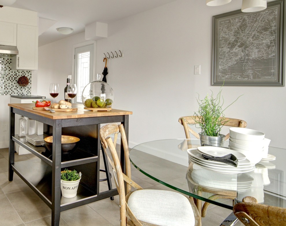 Mittelgroße Nordische Küche mit Schrankfronten im Shaker-Stil, weißen Schränken, Arbeitsplatte aus Holz, Rückwand aus Keramikfliesen, Keramikboden und Kücheninsel in Montreal