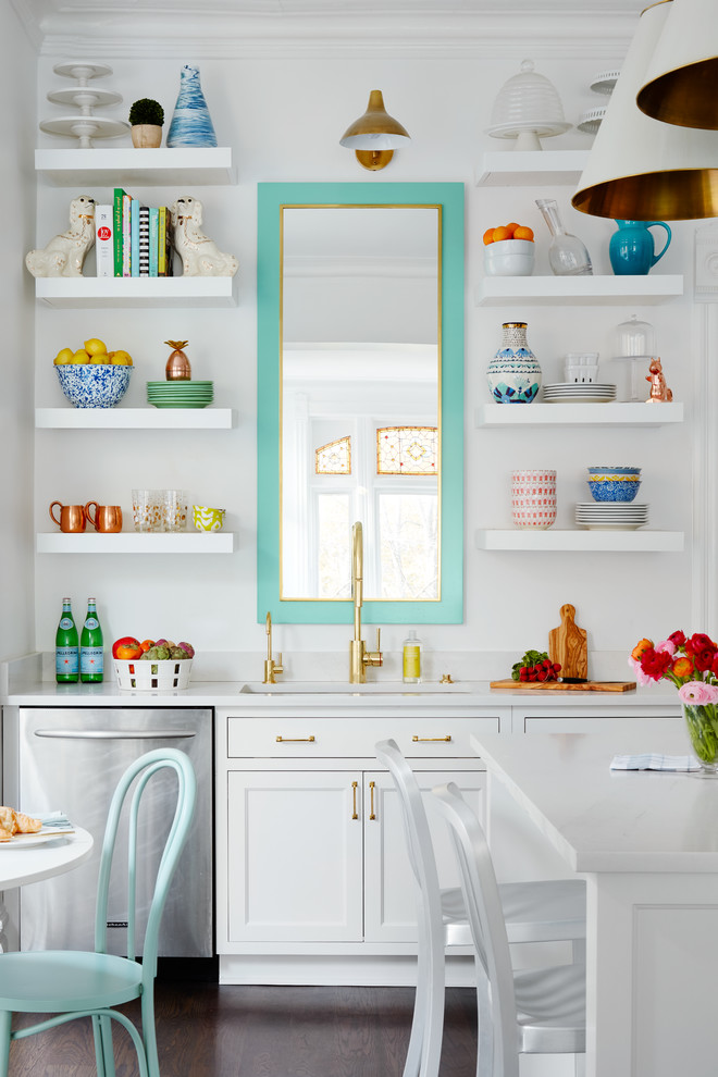 Foto på ett vintage kök och matrum, med en undermonterad diskho, öppna hyllor, vita skåp, spegel som stänkskydd, rostfria vitvaror, mörkt trägolv och brunt golv