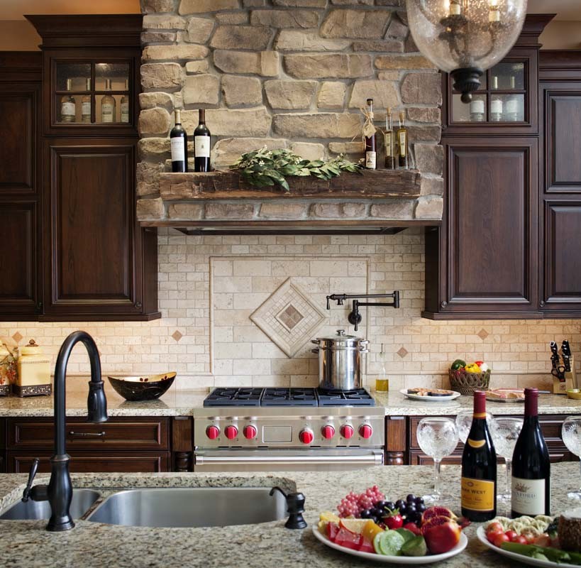 Design ideas for a traditional kitchen in San Diego.