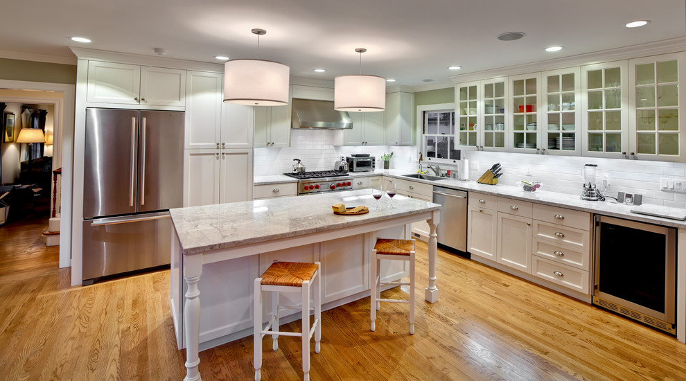 サンフランシスコにあるトラディショナルスタイルのおしゃれなキッチン (ガラス扉のキャビネット、シルバーの調理設備、サブウェイタイルのキッチンパネル) の写真