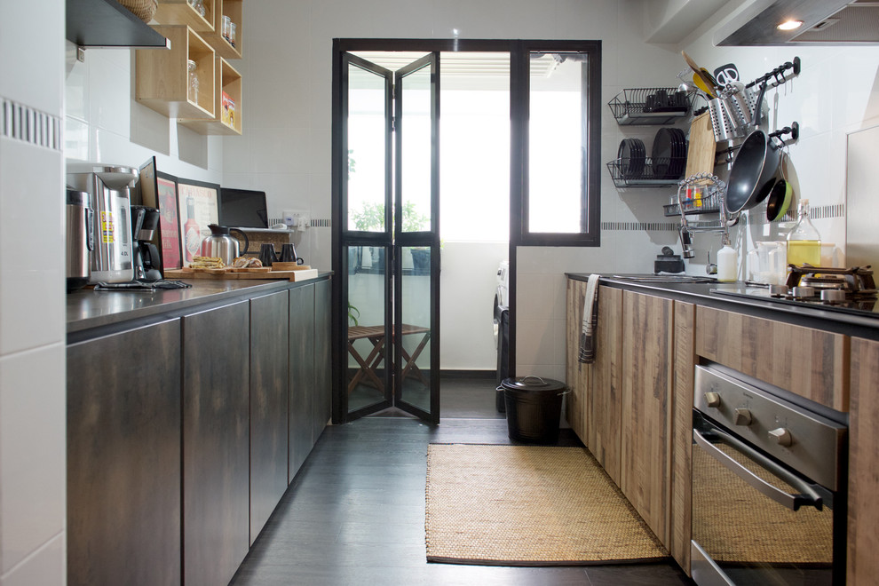 Diseño de cocina urbana con fregadero de doble seno, armarios con paneles lisos y puertas de armario de madera oscura