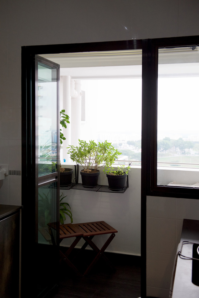 Industrial Küche mit Doppelwaschbecken, flächenbündigen Schrankfronten, hellbraunen Holzschränken und Küchenrückwand in Grau in Singapur