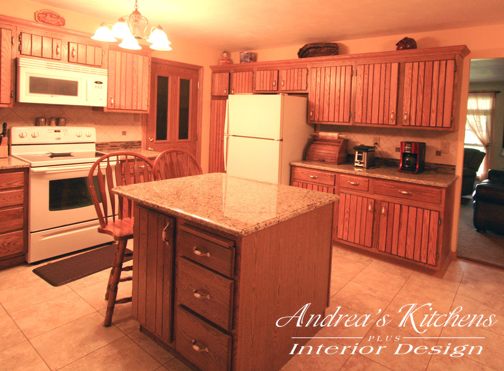 Foto på ett mellanstort lantligt kök, med en undermonterad diskho, skåp i mellenmörkt trä, granitbänkskiva, beige stänkskydd, stänkskydd i keramik, vita vitvaror, klinkergolv i keramik och en köksö