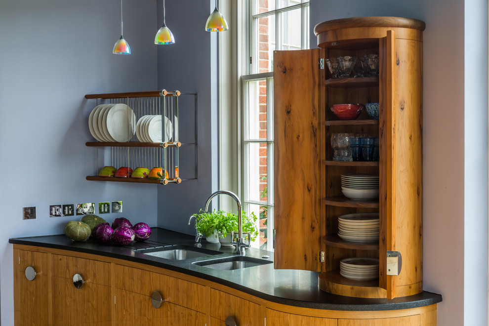 Sensual country kitchen in yew Farmhouse Kitchen Hampshire by