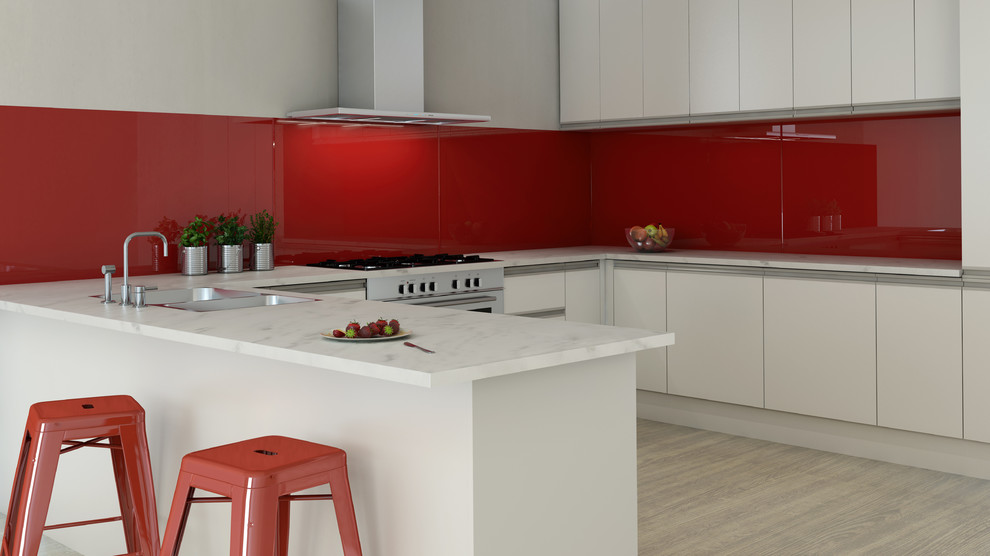 Moderne Küche in U-Form mit weißen Schränken, Quarzwerkstein-Arbeitsplatte und Küchenrückwand in Rot in Auckland