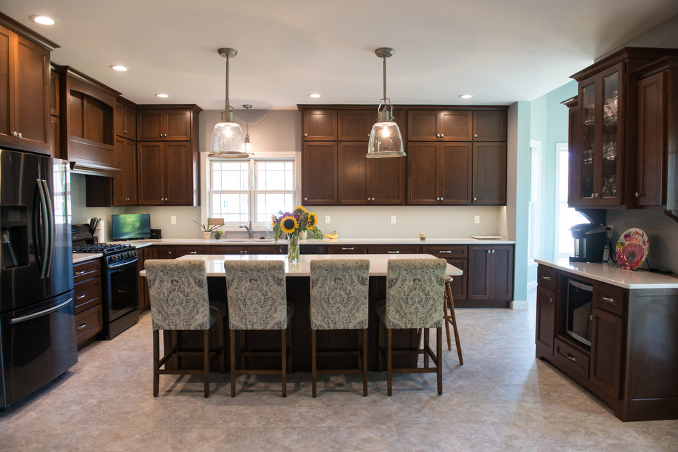 Exempel på ett stort klassiskt flerfärgad flerfärgat kök, med en undermonterad diskho, släta luckor, skåp i mellenmörkt trä, bänkskiva i kvarts, rostfria vitvaror, laminatgolv, en köksö och flerfärgat golv