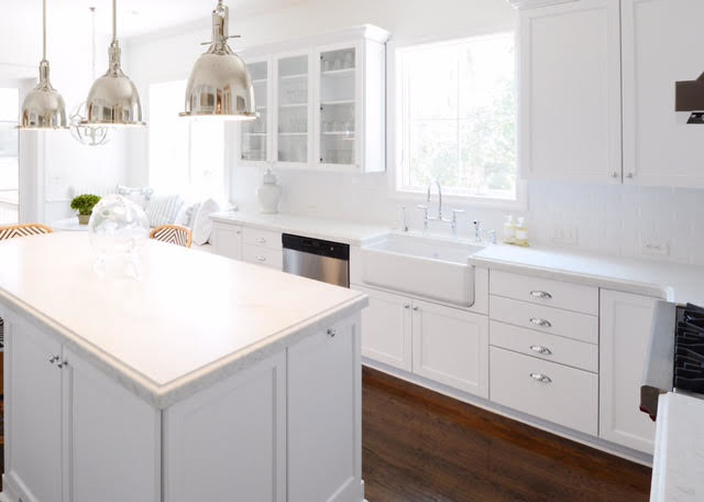 Exempel på ett mellanstort modernt kök, med en rustik diskho, luckor med infälld panel, vita skåp, marmorbänkskiva, vitt stänkskydd, stänkskydd i tunnelbanekakel, rostfria vitvaror, mörkt trägolv och en köksö