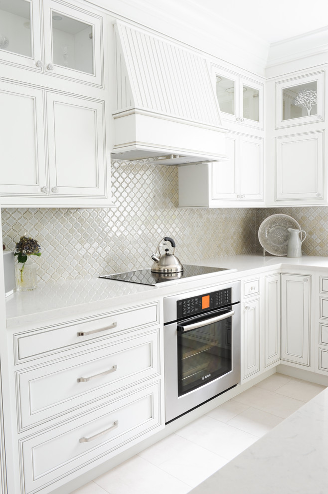 Exempel på ett mellanstort klassiskt kök, med en rustik diskho, luckor med infälld panel, vita skåp, bänkskiva i koppar, blått stänkskydd, stänkskydd i keramik, rostfria vitvaror, klinkergolv i porslin och en köksö