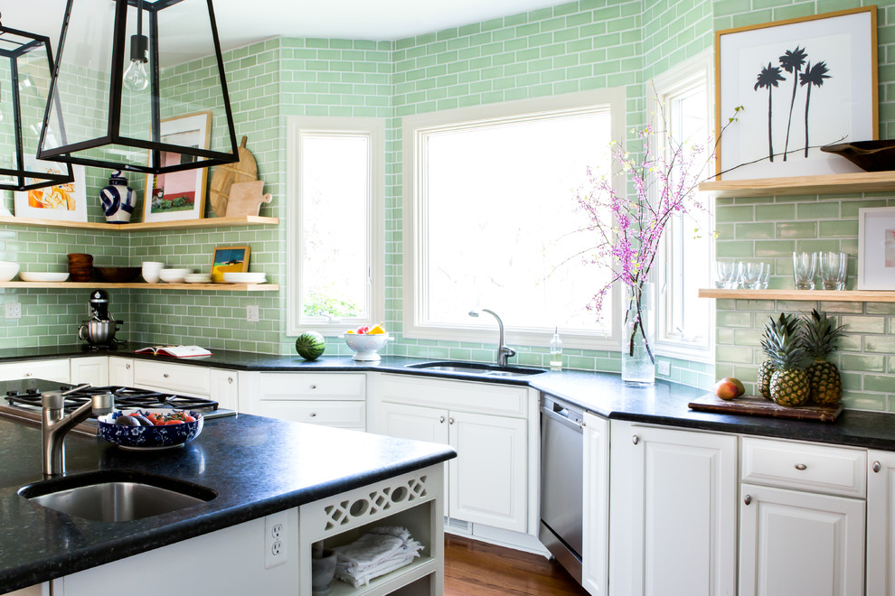 Exemple d'une cuisine tendance avec des portes de placard blanches, une crédence verte, une crédence en céramique et îlot.