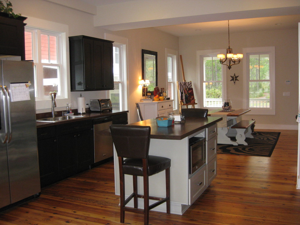 Example of a cottage kitchen design in Jacksonville
