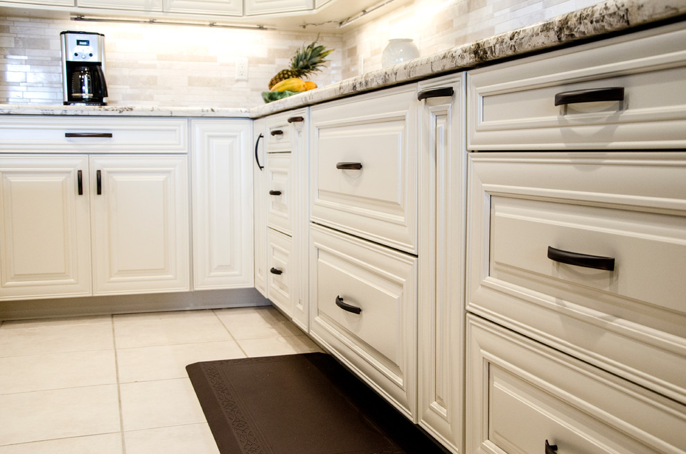 Inspiration för ett mellanstort vintage kök, med en undermonterad diskho, luckor med upphöjd panel, vita skåp, granitbänkskiva, flerfärgad stänkskydd, stänkskydd i stenkakel, rostfria vitvaror och en köksö