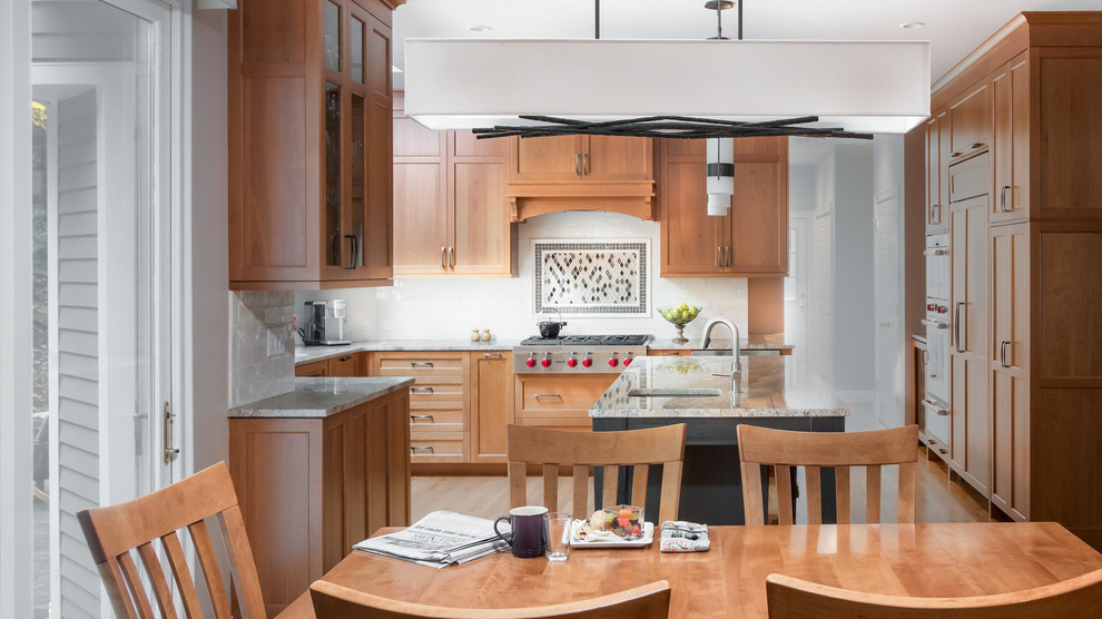 Exempel på ett mellanstort klassiskt kök, med en undermonterad diskho, skåp i shakerstil, skåp i ljust trä, granitbänkskiva, vitt stänkskydd, stänkskydd i tunnelbanekakel, rostfria vitvaror, mörkt trägolv och en köksö