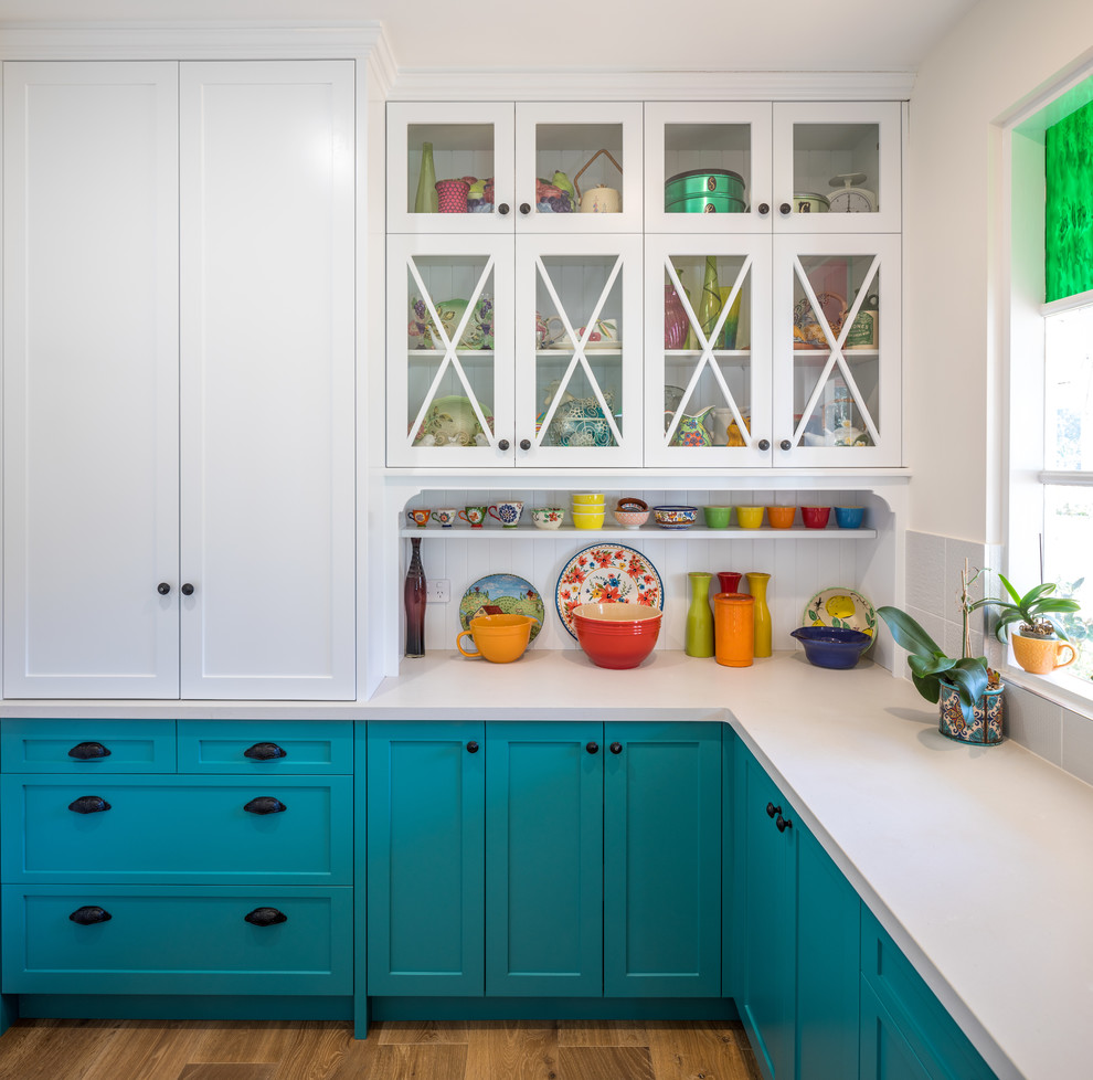 Cette photo montre une cuisine nature avec un placard à porte shaker, un plan de travail en quartz modifié, une crédence blanche, une crédence en bois, un plan de travail gris et des portes de placard turquoises.
