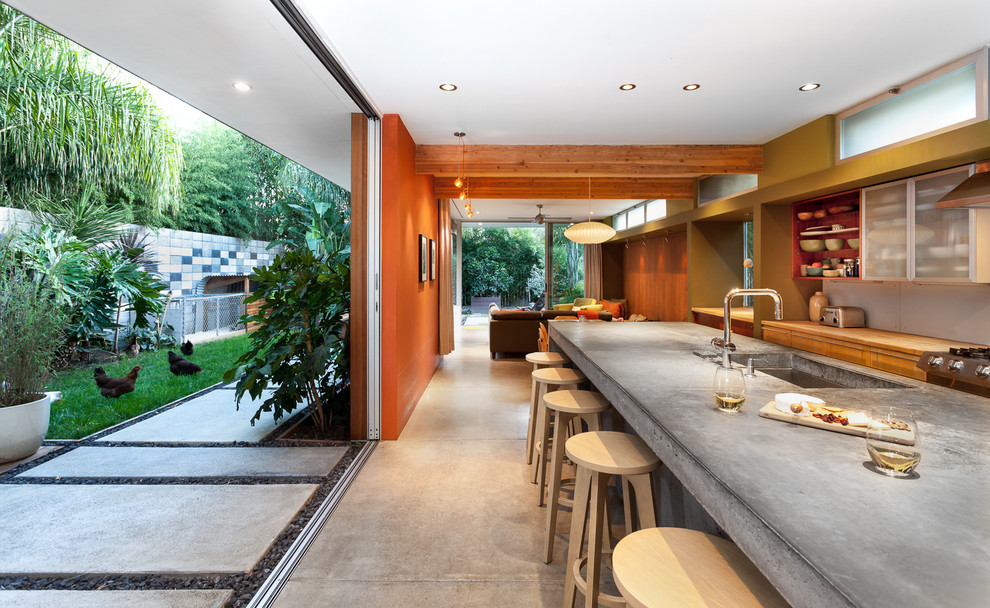 Offene, Mittelgroße Moderne Schmale Küche mit Waschbecken, Betonarbeitsplatte und Kücheninsel in Sacramento