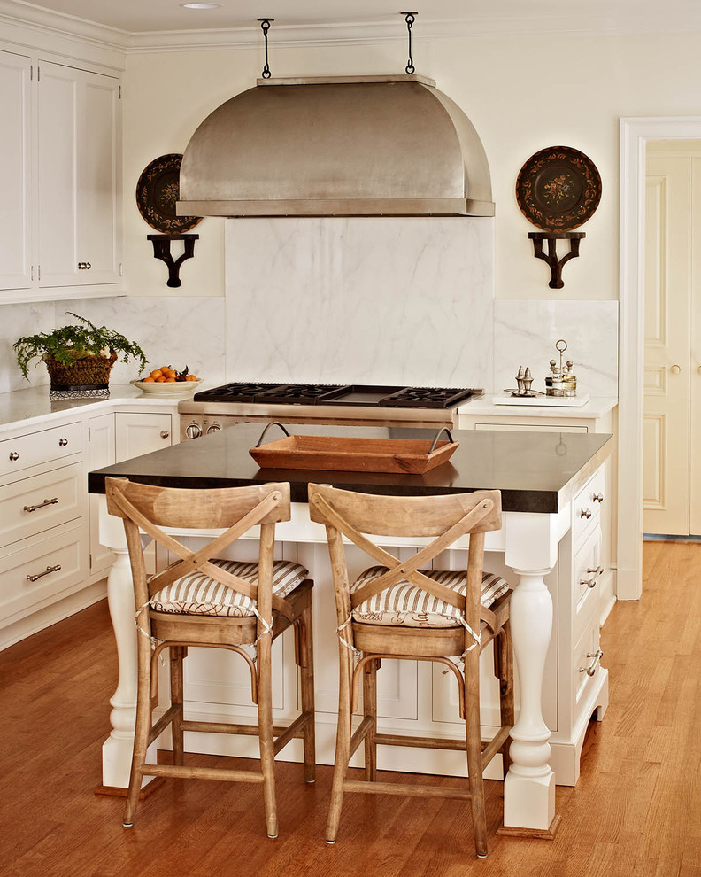 Cette photo montre une cuisine chic avec plan de travail en marbre.