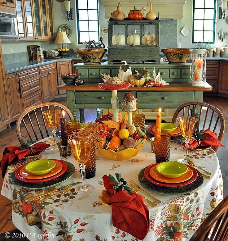 Inspiration för små rustika kök, med öppna hyllor, orange skåp, gult stänkskydd och stänkskydd i mosaik