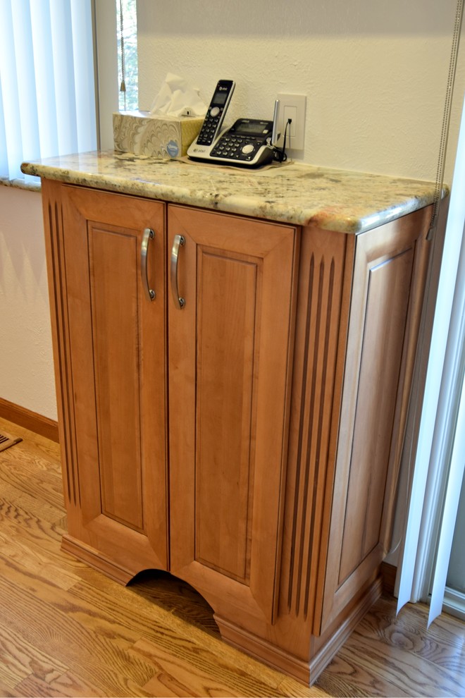 Immagine di una cucina chic con lavello sottopiano, ante con bugna sagomata, ante in legno scuro, top in granito, paraspruzzi a effetto metallico, paraspruzzi con piastrelle a mosaico e elettrodomestici in acciaio inossidabile