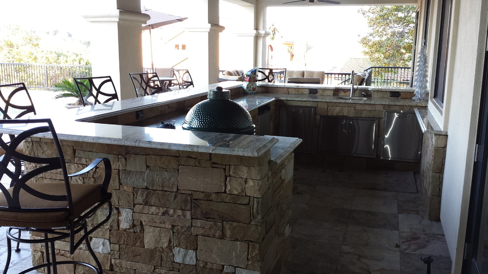 Große Urige Küche in U-Form mit Unterbauwaschbecken, Edelstahlfronten, Granit-Arbeitsplatte, bunter Rückwand, Rückwand aus Steinfliesen und Küchengeräten aus Edelstahl in Austin