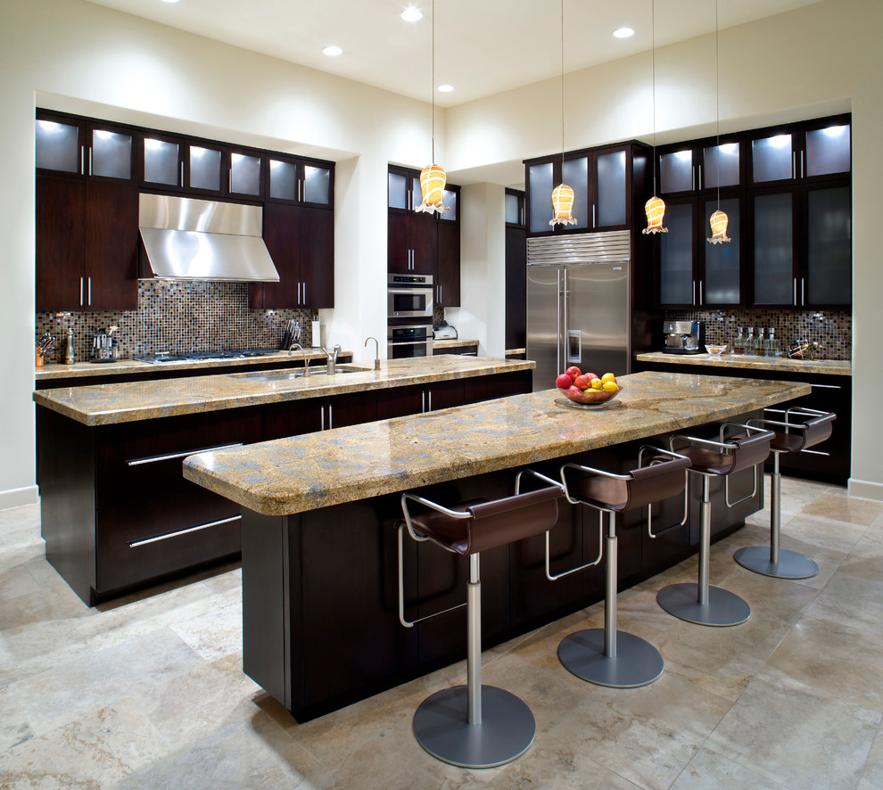 Moderne Küchenbar in L-Form mit Küchengeräten aus Edelstahl, dunklen Holzschränken, Küchenrückwand in Braun und flächenbündigen Schrankfronten in Austin