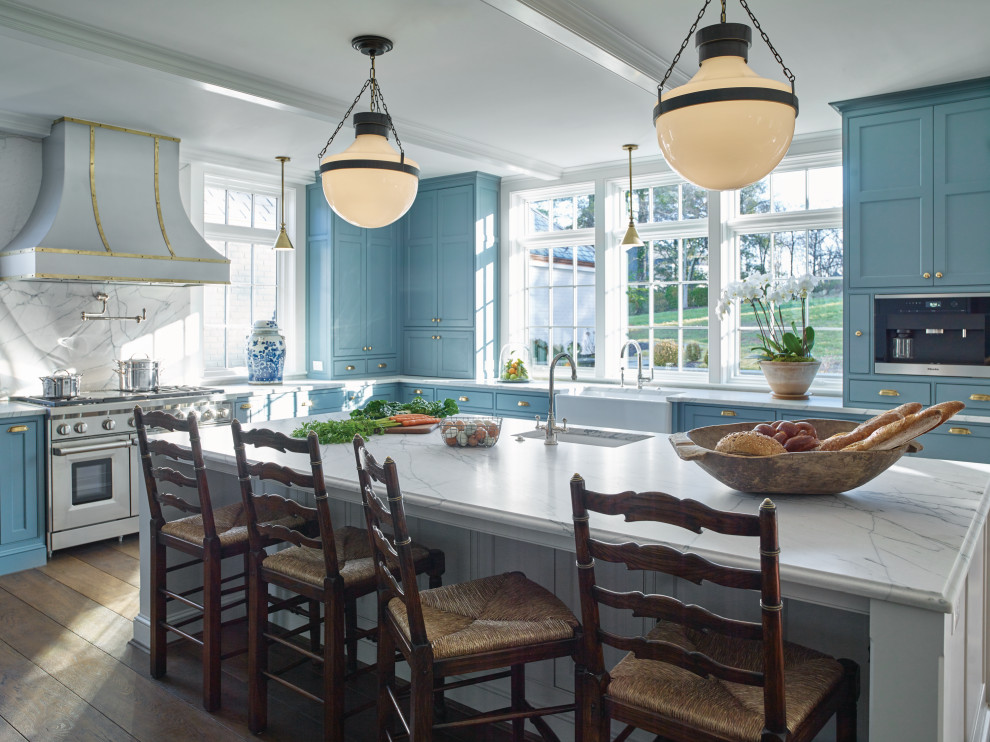 Idéer för att renovera ett stort vintage vit vitt kök, med en rustik diskho, luckor med profilerade fronter, blå skåp, marmorbänkskiva, vitt stänkskydd, stänkskydd i marmor, rostfria vitvaror, mellanmörkt trägolv, en köksö och brunt golv
