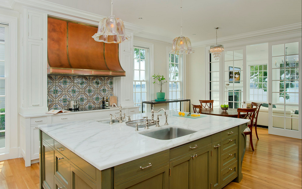 Idéer för ett klassiskt kök och matrum, med en enkel diskho, luckor med infälld panel, gröna skåp, marmorbänkskiva och flerfärgad stänkskydd