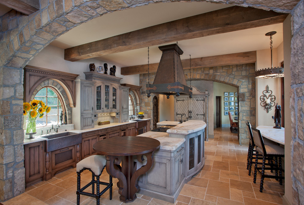 Immagine di una cucina tradizionale con lavello stile country, ante con riquadro incassato, ante in legno bruno, pavimento in terracotta e pavimento arancione