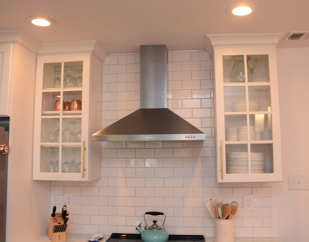 Exempel på ett mellanstort klassiskt kök, med en rustik diskho, luckor med infälld panel, vita skåp, bänkskiva i kvarts, vitt stänkskydd, rostfria vitvaror, mörkt trägolv och en halv köksö