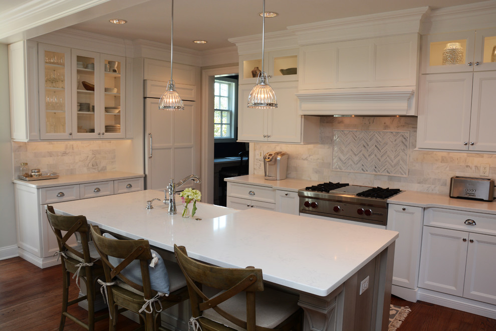 Exempel på ett stort klassiskt vit vitt kök, med en rustik diskho, luckor med infälld panel, vita skåp, bänkskiva i kvarts, vitt stänkskydd, integrerade vitvaror, mörkt trägolv, en köksö och brunt golv