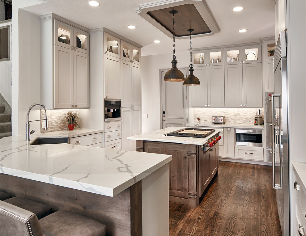 Exempel på ett stort klassiskt vit vitt kök och matrum, med en rustik diskho, skåp i shakerstil, grå skåp, flerfärgad stänkskydd, rostfria vitvaror, mörkt trägolv, en halv köksö och brunt golv