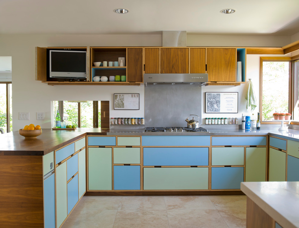 シアトルにあるモダンスタイルのおしゃれなキッチン (ステンレスカウンター、シルバーの調理設備、フラットパネル扉のキャビネット、青いキャビネット、メタリックのキッチンパネル、メタルタイルのキッチンパネル) の写真