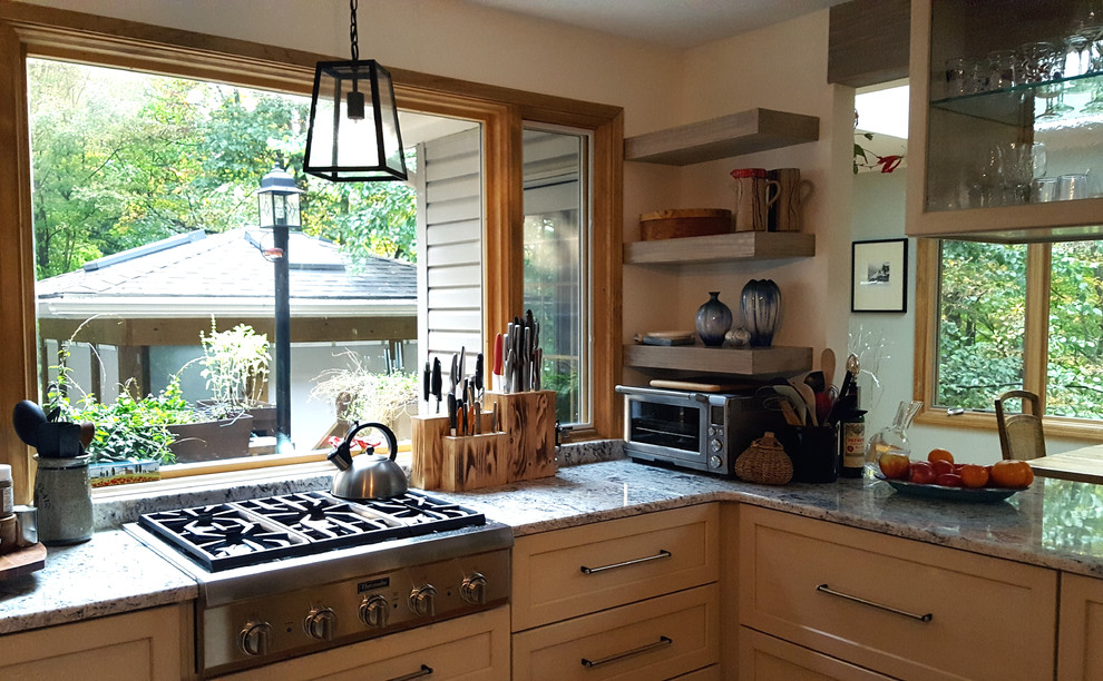 Foto på ett stort funkis kök, med en undermonterad diskho, skåp i shakerstil, skåp i ljust trä, granitbänkskiva, rostfria vitvaror, mellanmörkt trägolv, en köksö och brunt golv