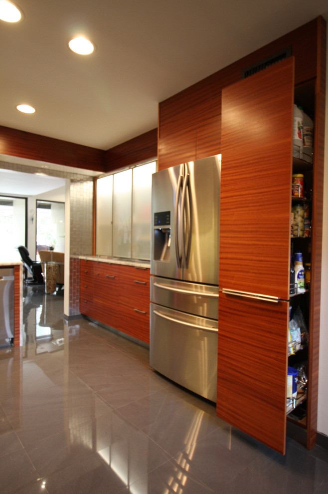 Bild på ett mellanstort funkis kök, med släta luckor, stänkskydd med metallisk yta, stänkskydd i tunnelbanekakel och rostfria vitvaror