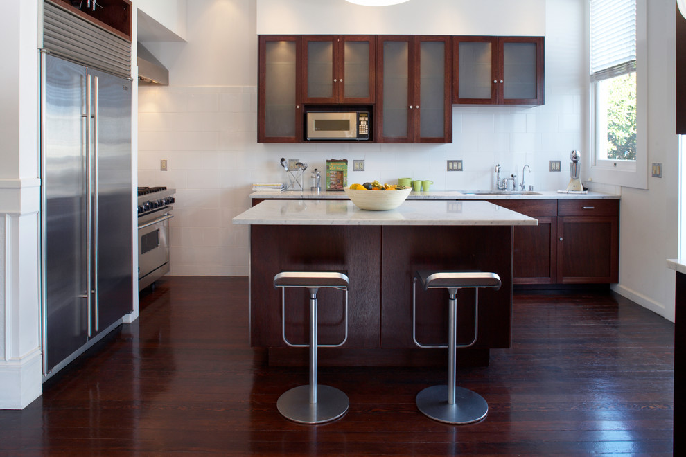 Immagine di una cucina minimal con elettrodomestici in acciaio inossidabile