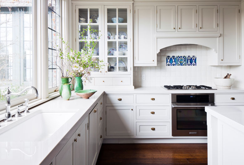 Klassische Küche mit Schrankfronten im Shaker-Stil, weißen Schränken, Quarzwerkstein-Arbeitsplatte, Küchenrückwand in Weiß, Rückwand aus Keramikfliesen und dunklem Holzboden in Vancouver