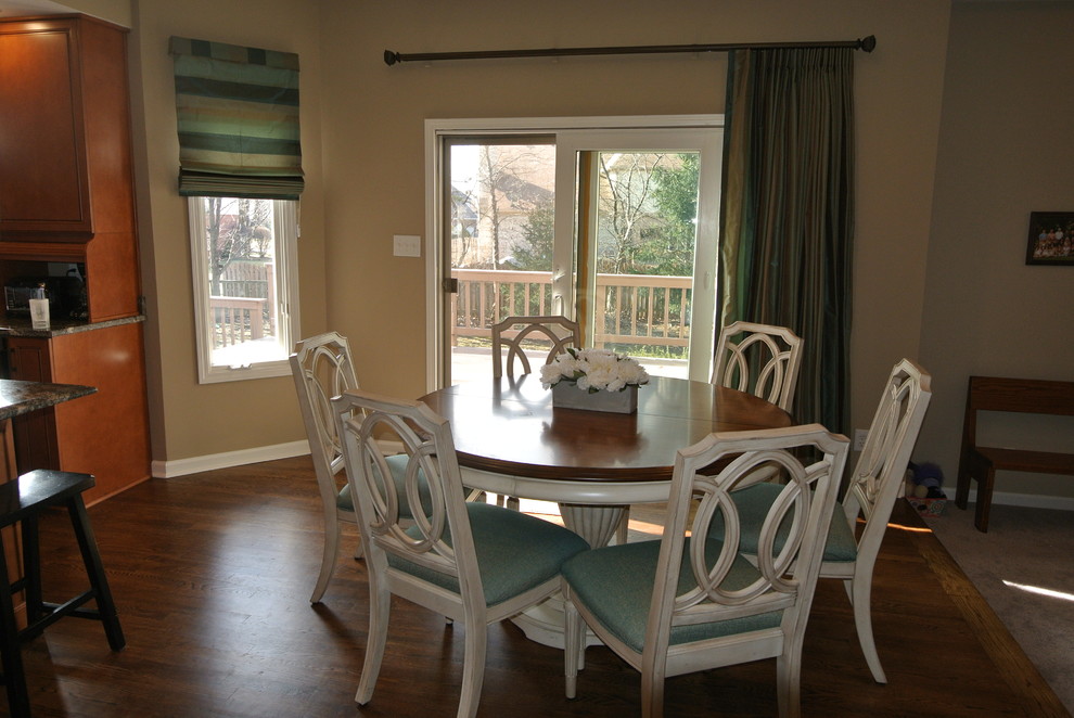 Immagine di una grande sala da pranzo aperta verso la cucina stile shabby con pavimento in legno massello medio