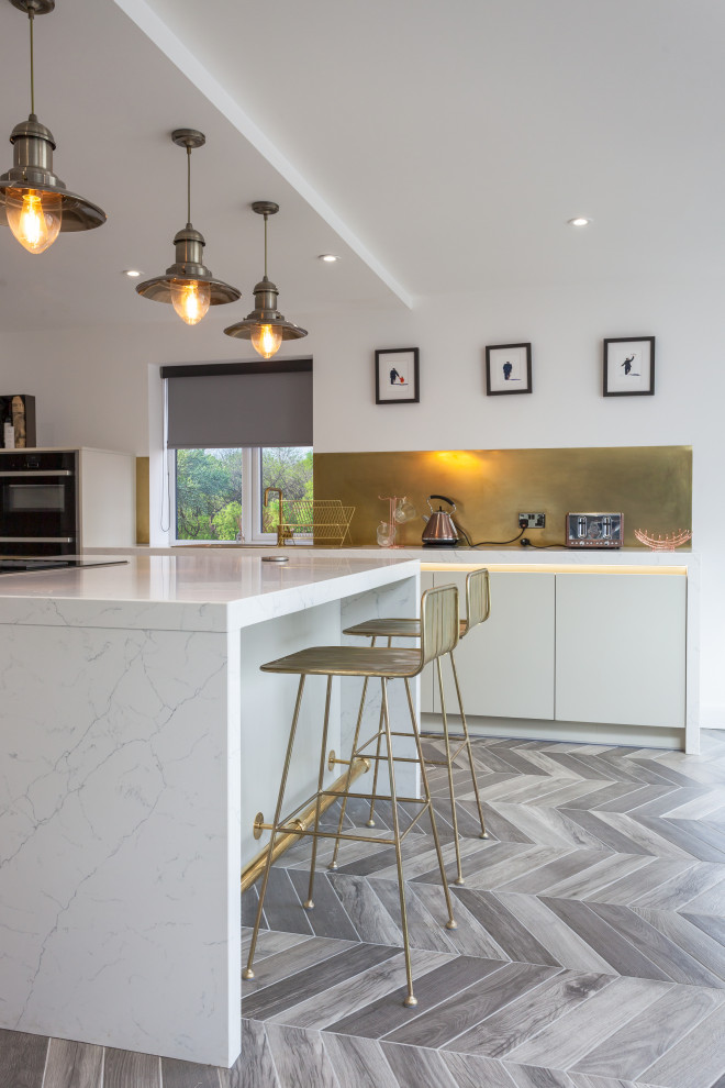 Exempel på ett stort modernt vit vitt kök med öppen planlösning, med en integrerad diskho, släta luckor, beige skåp, marmorbänkskiva, stänkskydd med metallisk yta, stänkskydd i metallkakel, rostfria vitvaror, klinkergolv i porslin, en köksö och flerfärgat golv