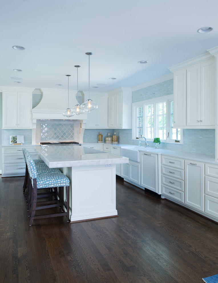 Inspiration för ett mellanstort vintage kök och matrum, med en rustik diskho, luckor med infälld panel, vita skåp, marmorbänkskiva, blått stänkskydd, mellanmörkt trägolv, en köksö och integrerade vitvaror